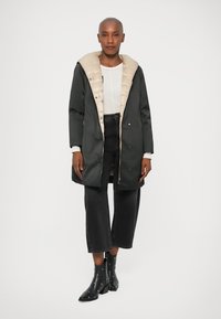WEEKEND MaxMara UGGIOSO - Puhovka – plašč - nero