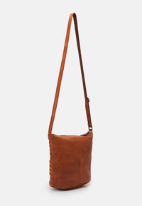 Bruine leren schoudertas met een gladde textuur, rechthoekige vorm, verstelbare riem en subtiele stiksel details aan de zijkant.