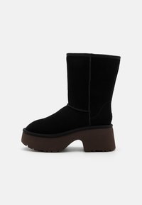 UGG CLASSIC SHORT NEW HEIGHTS - Botas de tornozelo com plataforma - black