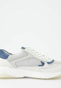 Vita och ljusblå sneakers med nät- och lädermaterial, en strukturerad ovandel, vadderad krage, snörningsstängning och en tjock, genomskinlig sula.