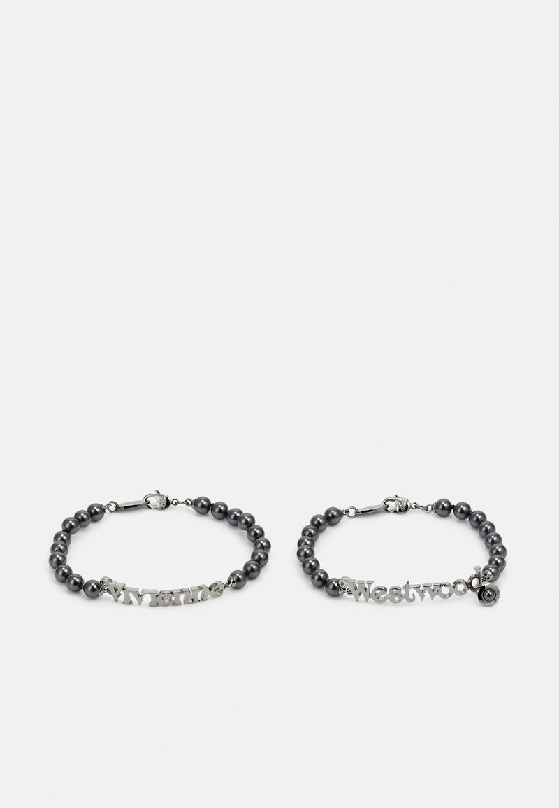 Zwei Armbänder mit dunkelgrauen Perlen und silbernen Buchstaben, die "Vivienne" und "Westwood" spellten, wobei eines der Armbänder einen Anhänger trägt.