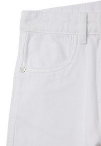Witte denim jeans met een textuurafwerking, zijzak en metalen knoopdetail. Het ontwerp heeft een standaard tailleband en gestikte naden.