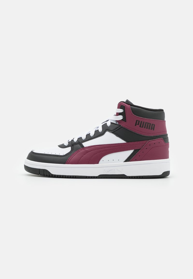 Sneaker montante en cuir noir, blanc et bordeaux. Présente des lacets blancs, des perforations sur le bout et le logo Puma sur le col de la cheville.