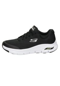 Scarpe sportive nere con tomaia in rete, suola bianca e dettagli ArchFit. Presentano un sistema di allacciatura e una punta rinforzata per supporto.
