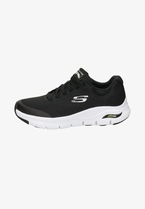 Schwarze Sportschuhe mit einem Obermaterial aus Mesh, weißer Sohle und ArchFit-Details. Verfügt über ein Schnürsystem und eine verstärkte Zehenkappe für Unterstützung.