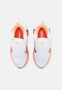 Nike Performance INFINITY FLOW UNISEX - Zapatillas running asfalto - white/black/astronomy blue/total orange
