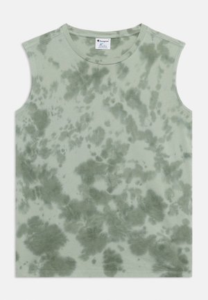 Koszulka bez rękawów z okrągłym dekoltem, w zielono-szary wzór tie-dye oraz metką marki Champion wewnątrz kołnierza.