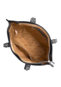 Borsa a tracolla in pelle grigia con un ampio interno, fodera color tan, più tasche e dettagli in metallo argentato. Chiusura con zip superiore.