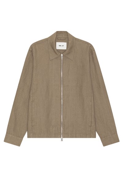 Veste légère beige à manches longues, fermeture éclair devant, col pointu, poches latérales, et une étiquette portant l'inscription "NN. 07" à l'intérieur du col.