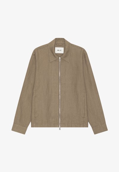 Veste légère beige à manches longues, fermeture éclair devant, col pointu, poches latérales, et une étiquette portant l'inscription "NN. 07" à l'intérieur du col.