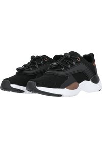 Sneaker nere in mesh con suole bianche, caratterizzate da un design testurizzato, lacci elastici e accenti marroni ai lati per il contrasto.