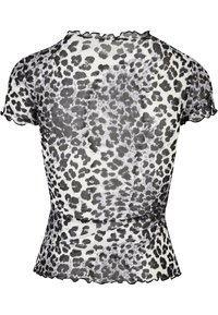 Transparente schwarz-weiße Bluse mit Leopardenmuster, kurzen Ärmeln und einem rüschierten Saum. Glatte Textur mit leichtem Stretch.