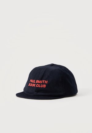 Черна бейзболна шапка от кадифе с червен бродиран текст "PAUL SMITH BOOK CLUB" на предния панел, показана на светъл едноцветен фон.