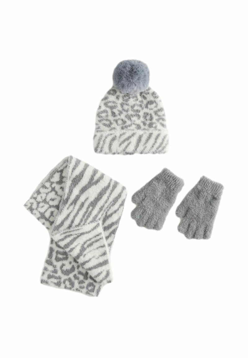Mössa med grå tofs, vit bas med grå djurtryck, matchande halsduk med liknande mönster och gråa handledsvärmare utan fingrar, allt i mjuk textur.