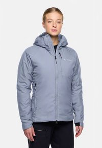 Lichtgrijze geïsoleerde jas met capuchon, voorzien van een ritssluiting aan de voorkant, twee zijzakken en elastische manchetten voor extra warmte en comfort.