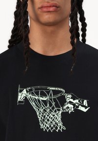 New Balance HOOPS TRADITION GRAPHIC UNISEX - Apdrukāts T-krekls - black