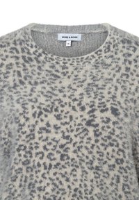 Flauschiger Strickpullover in Hellgrau mit einem dunkler grauen Leopardenmuster. Rundhalsausschnitt, mit einem Etikett "MORE & MORE" und Größe 36.