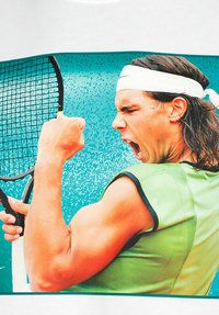 Camisa atlética verde con ribetes negros, mostrando un brazo musculoso agarrando una raqueta de tenis. Fondo en color teal con un patrón texturizado.