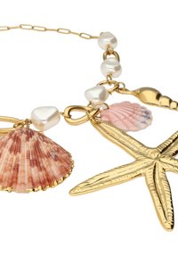 Collana in tono oro con charm a forma di conchiglia e stella marina, perle bianche e una catena d'oro texturizzata. Include dettagli di conchiglie nei colori pastello.