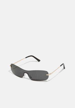 Sonnenbrille mit schmalen rechteckigen schwarzen Gläsern, goldfarbener Metallfassung und schwarzen Kunststoffbügeln. Mit Nasenpads für zusätzlichen Komfort.