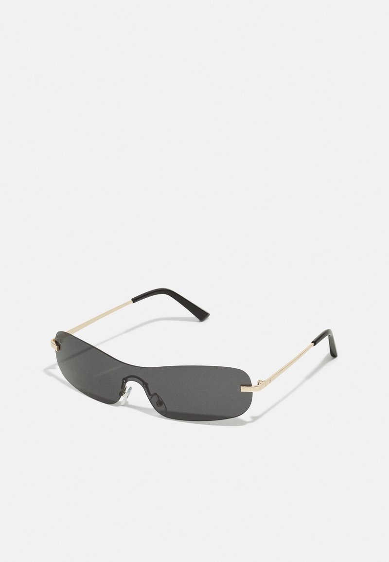 Gafas de sol con un lente rectangular negro estrecho, montura de metal dorado y patillas de plástico negro. Cuenta con almohadillas nasales para mayor comodidad.