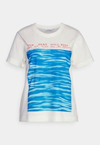 Camiseta de algodón blanca con patrón de olas azules. Texto rojo arriba que dice: "LOS MARES SE ELEVARÁN Y TODOS NOS AHOGAREMOS." Mangas cortas.