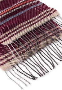 Wełniany szalik w kratę w kolorach burgunda, beżu i szarości z skręconymi frędzlami na białym tle.
