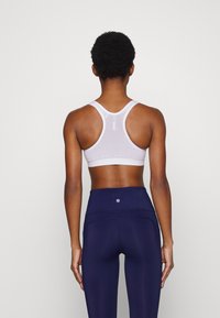 ONLY Play ONPMARTINE SEAMLESS BRA OPUS - Vidēja atbalsta sporta krūšturis - white