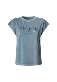 Šviesiai mėlynas trumpas rankovėmis marškinėlis, pagamintas iš švelnios medžiagos. Yra "PEPE JEANS LONDON" užrašas su sidabriniais akcentais drąsiu šriftu.