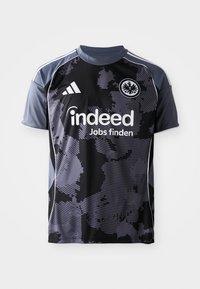 Camiseta de fútbol negra y gris de Adidas con un patrón de camuflaje, mangas cortas, escote redondo y logo 'indeed' en el frente.