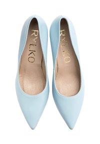 Jasnoniebieskie skórzane szpilki w kształcie spiczastego palca, o gładkiej fakturze i minimalistycznym designie. Złote logo wewnątrz. Bez zdobień i wzorów.