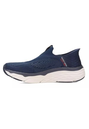 Zapatilla deportiva azul de tipo slip-on con parte superior de malla transpirable, cuello acolchado, mediopie blanco y diseño texturizado para mejorar el agarre y la comodidad.