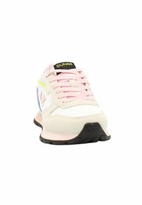 Sneaker bianca e rosa chiaro realizzata in materiali suede e rete, con accenti azzurri e gialli pastello, suola nera e logo sulla linguetta.