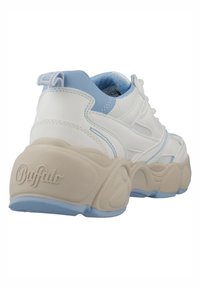 Baltos sportinės sneakers su šviesiai mėlynomis akcentais. Pagamintos iš sintetinės odos su tekstūruota paviršiumi, turi storą smėlio spalvos padas ir logotipą.