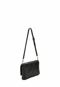 Bolso de mano de cuero negro con diseño trenzado, forma rectangular plana, correa ajustable y acentos de hardware plateado. Superficie texturizada.