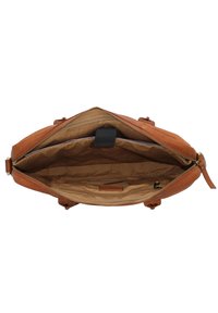 Bruine leren handtas met een ritssluiting, een open interieur met een tan voering en één binnenvak met rits voor extra opbergruimte.