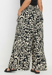 Yours Clothing ABSTRACT WIDE LEG - Broek - black