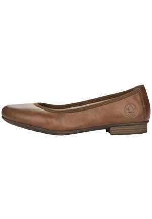 Zapato ballet plano de cuero marrón con punta redondeada, línea superior elástica y un pequeño tacón de madera. Presenta un logo grabado en la parte trasera.