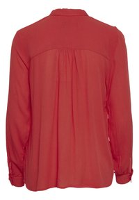 Blouse rouge à manches longues avec col, dos plissé et poignets boutonnés. Fabriquée en tissu léger avec une texture lisse.