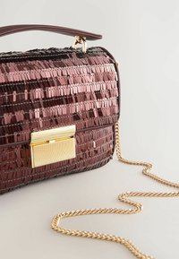 Glänzende burgunderrote Handtasche mit linearem Pailletten-Design, goldfarbenen Beschlägen, Tragegriff oben und abnehmbarem Kettenriemen. Mit einem goldfarbenen Verschlussdetail.