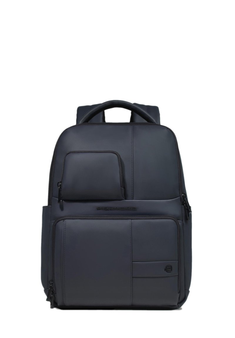 Sac à dos bleu foncé au design élégant, avec plusieurs poches zippées, un dos rembourré et des bretelles réglables. Fabriqué en matériau synthétique lisse.