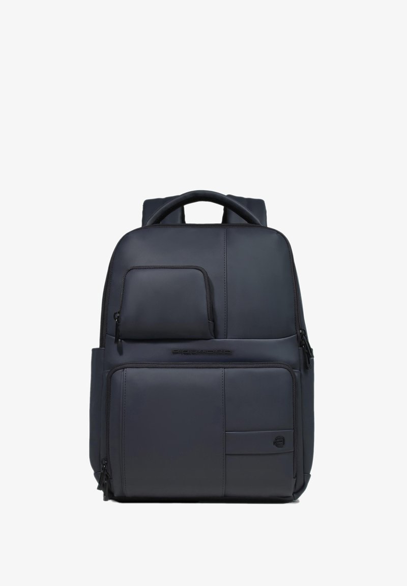 Sac à dos bleu foncé au design élégant, avec plusieurs poches zippées, un dos rembourré et des bretelles réglables. Fabriqué en matériau synthétique lisse.