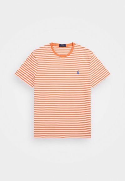 Πορτοκαλί και λευκή ριγωτή κοντομάνικη μπλούζα με στρογγυλή λαιμόκοψη και μικρό μπλε λογότυπο στην αριστερή πλευρά του στήθους. Υλικό από βαμβάκι.