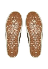 Brown rubber shoe soles with a textured pattern; featuring hexagonal shapes, lines, and a logo in the center. Diseño minimalista y limpio.