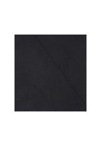 Tissu noir texturé présentant une surface froissée et des détails de couture diaganol, adapté pour des vêtements ou des accessoires.