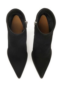 Botines negros de punta hechos de ante, con una textura suave, cremalleras laterales y un diseño elegante y minimalista.