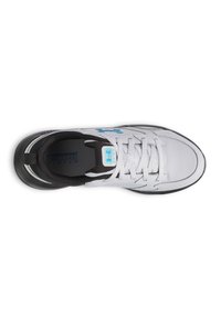 Zapatilla deportiva blanca con parte superior de malla, acentos negros y logo azul. Los cordones y el cuello acolchado mejoran el ajuste y la comodidad. Suela texturizada para agarre.
