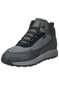 Zapatilla alta de color gris oscuro, con una mezcla de cuero y materiales sintéticos, que presenta una parte superior texturizada, cierre de cordones y suela de goma.