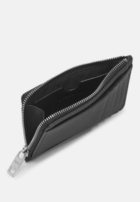 Czarny skórzany portfel z srebrnym zamkiem, otwarty, aby pokazać kieszonki na karty i główną komorę na białym tle.