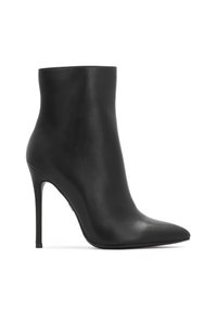 Bota de tobillo de cuero negro con punta afilada y tacón de aguja, que presenta una textura suave y un diseño elegante y minimalista.